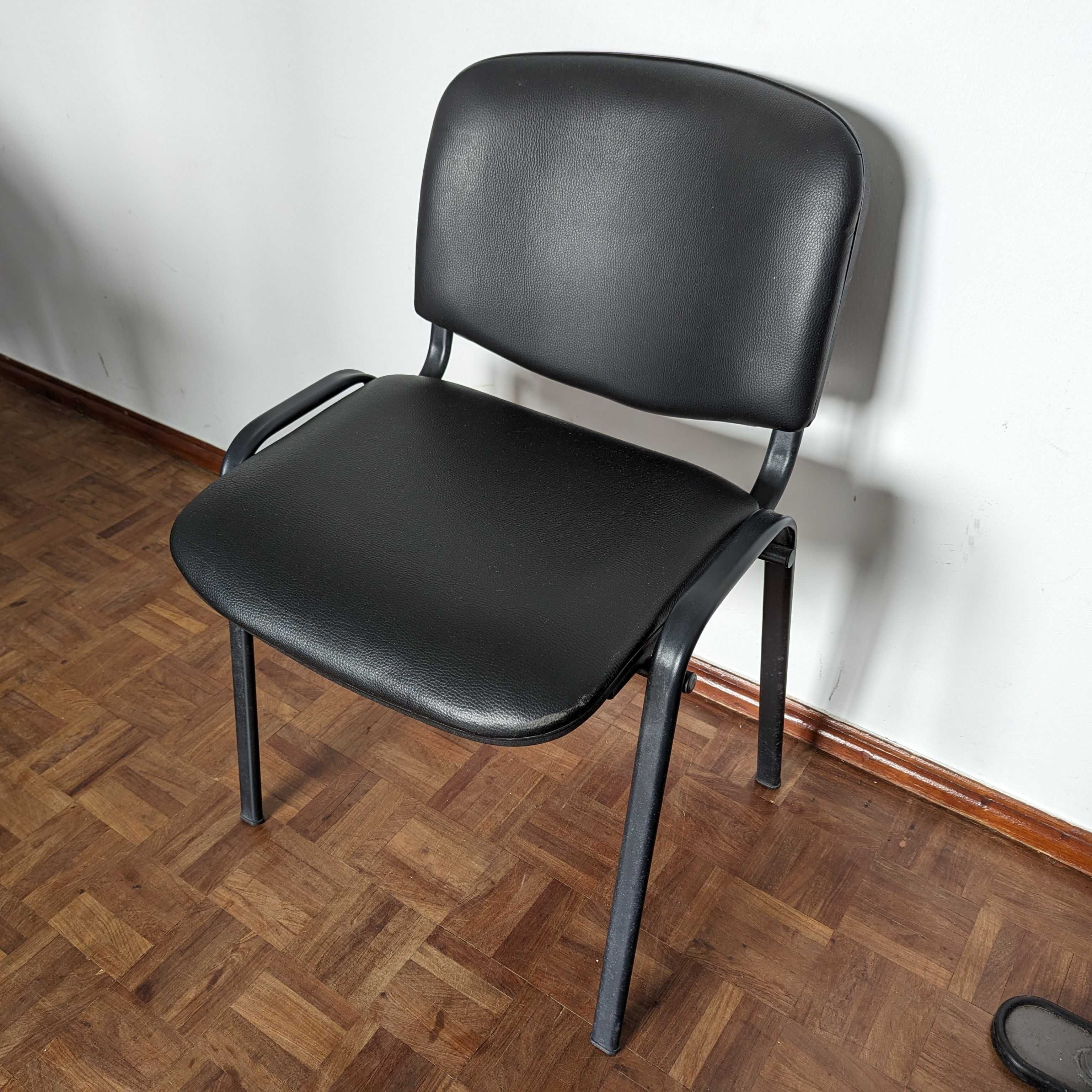 Cadeira Almofadada Empilhável de Pele | Linea Fabbrica