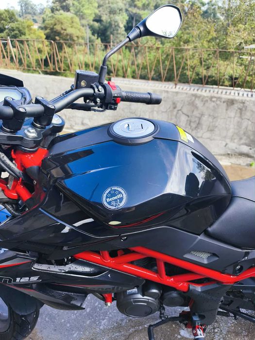 Benelli bn125 com top case