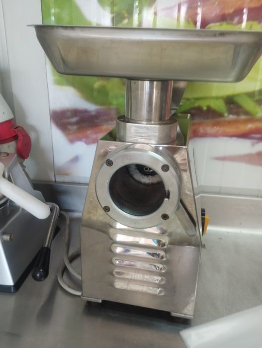 Máquina de picar carne e vitrine