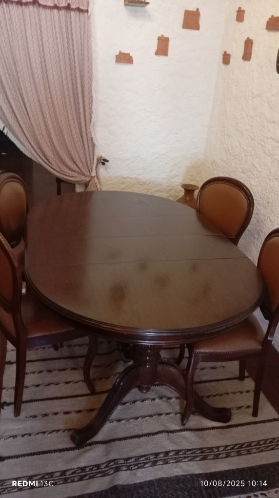 Mesa de sala em madeira maciça e exensível, com 6 cadeiras