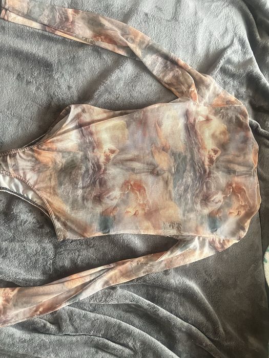 Боді із принтом в стилі класицизм