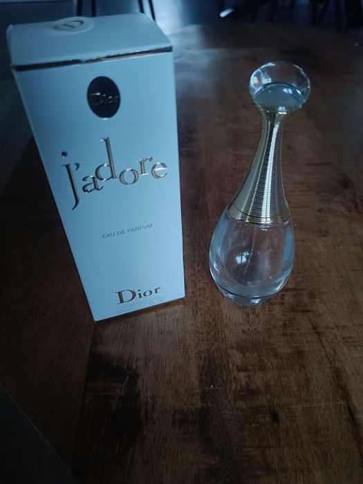 Flakon i kartonik po perfumie Dior Jadore