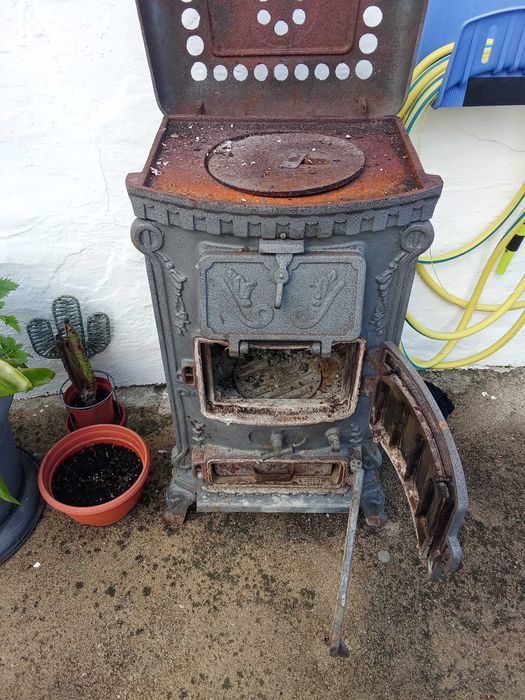 Salamandra  em ferro fundido com todas as tubagens, pronta a instalar