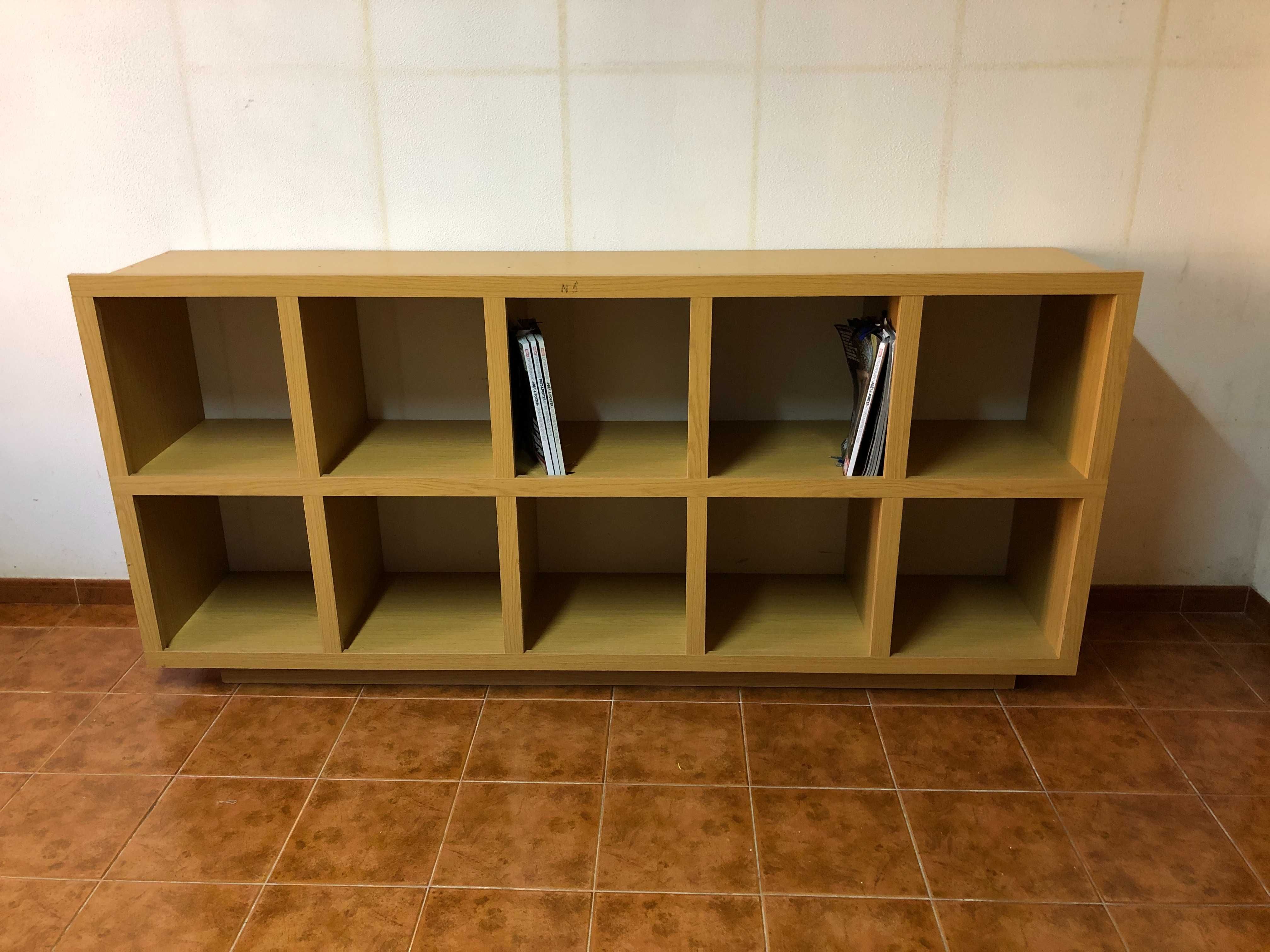 Estantes com módulos divididos em 10 cubos