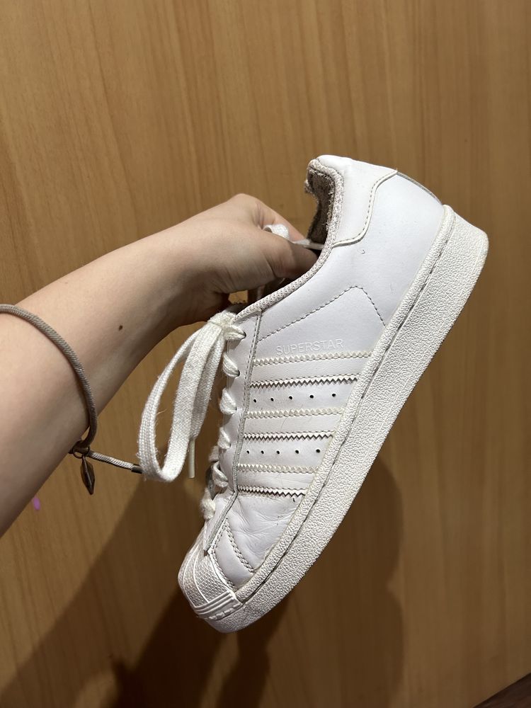 Białe buty sportowe Adidas superstar