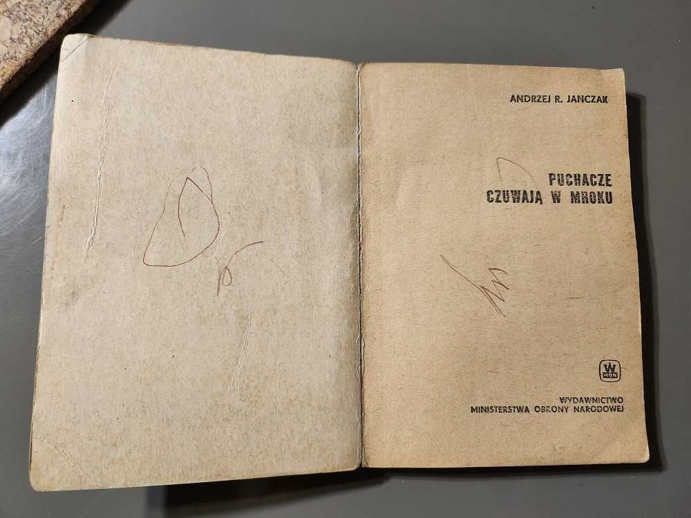 Puchacze czuwają w mroku Andrzej R. Janczak