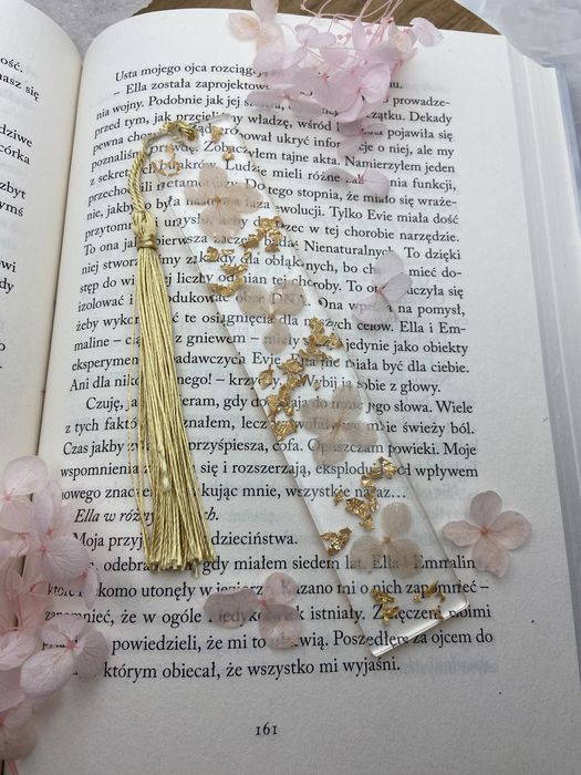 Zakładka do książki z żywicy z hortensjami