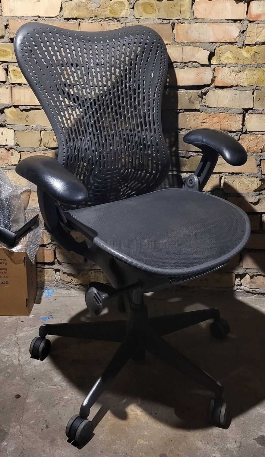 Ергономічні крісла Herman Miller Mira 2 та Triflex