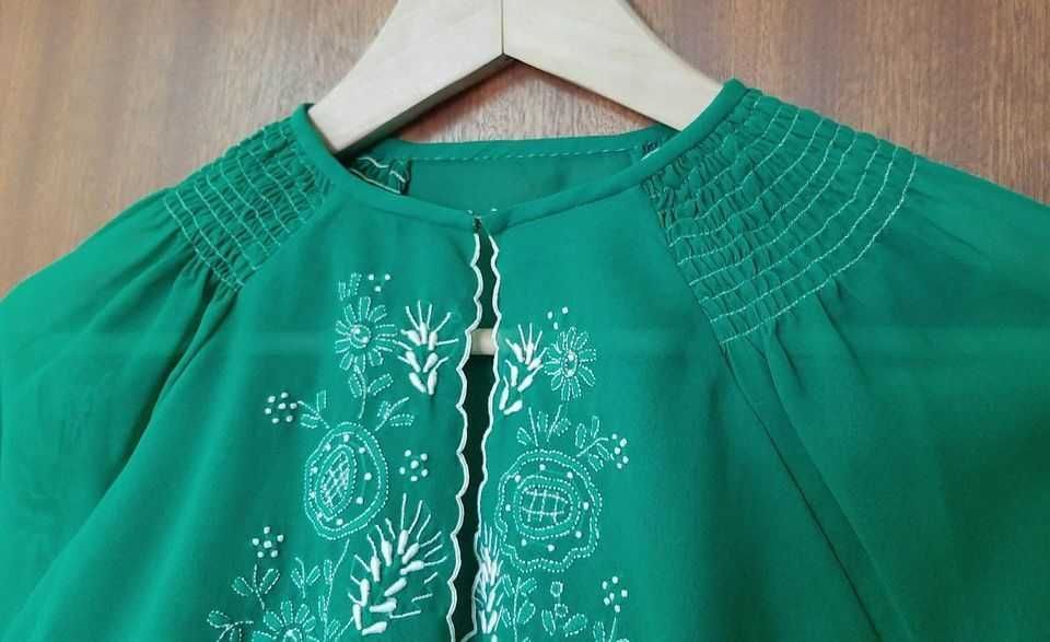 Blusa vintage verde de seda com bordado da Madeira em branco.