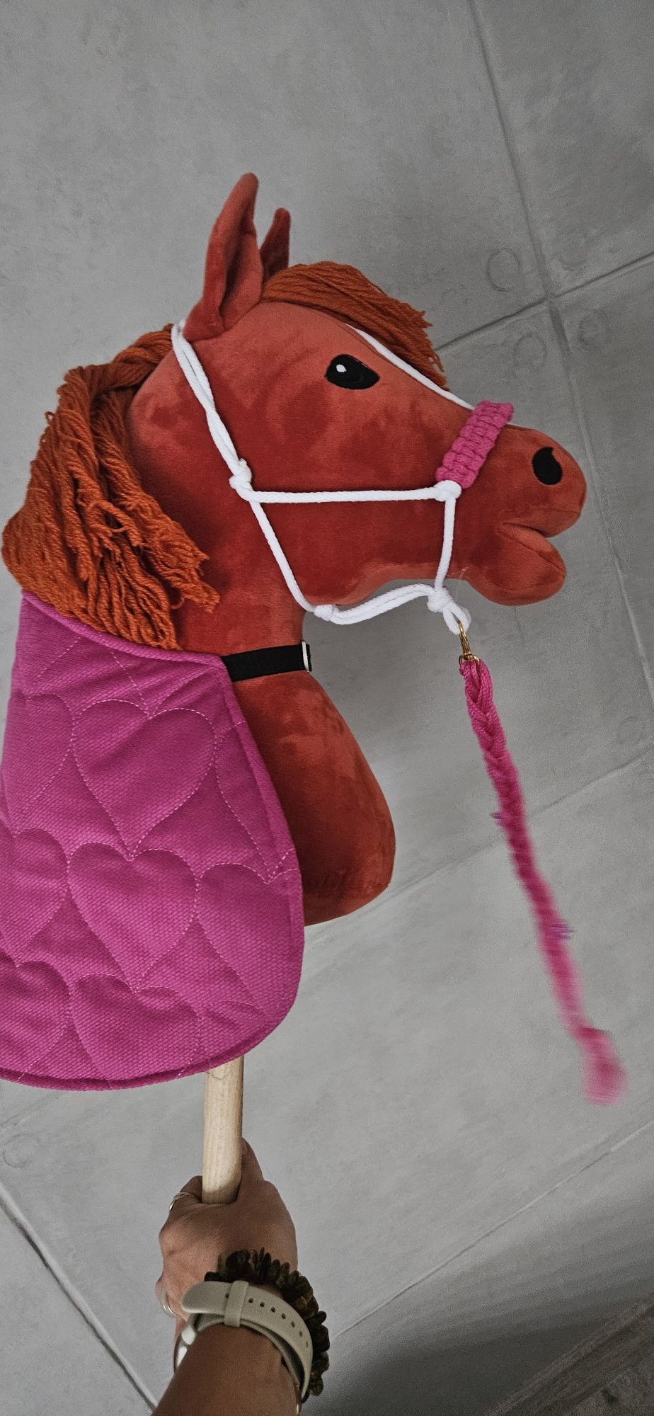 Duży Hobby horse rudy z dodatkami ze zdjęcia
