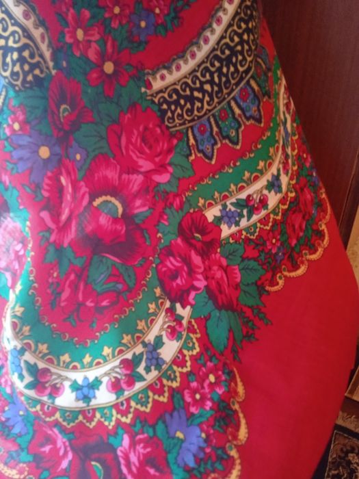 Продам дві великих хустки