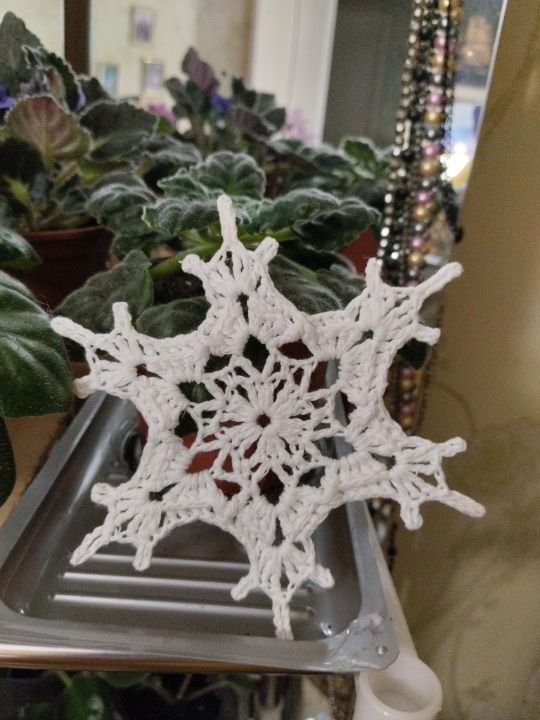 Снежинка для новогоднего декора или на ёлочку связанная крючком
