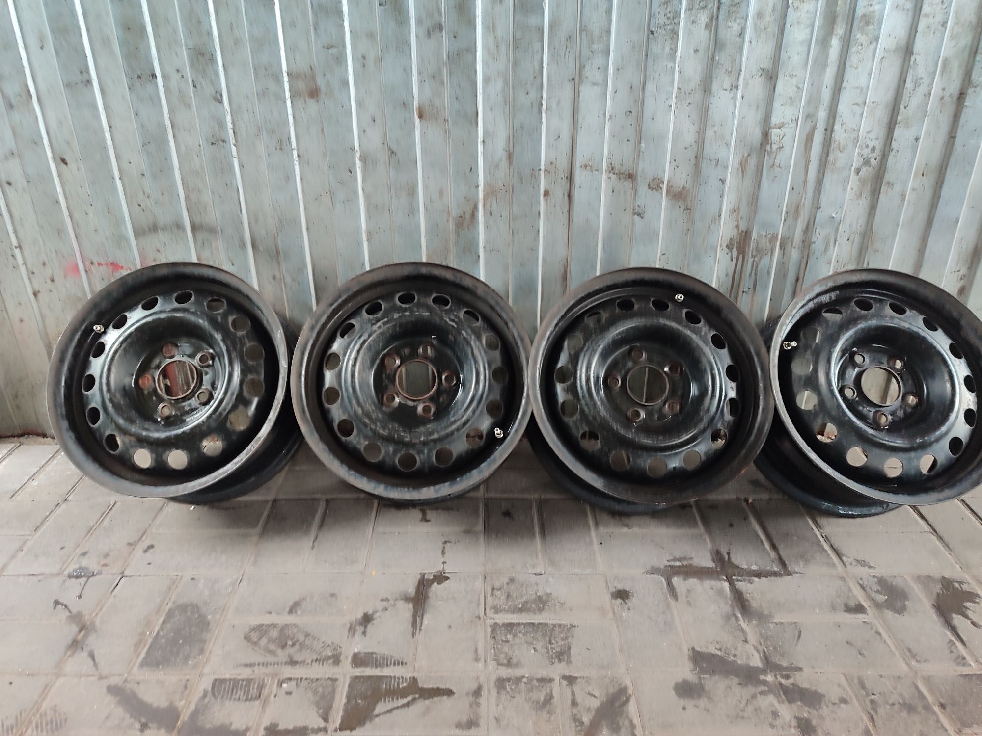 Диски металеві r15 hyundai 5.114.3 dia 67.1