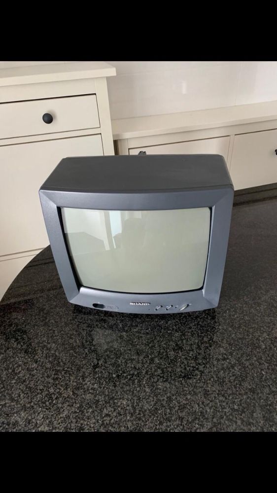 Vendo televisor sharp e respectivo suporte