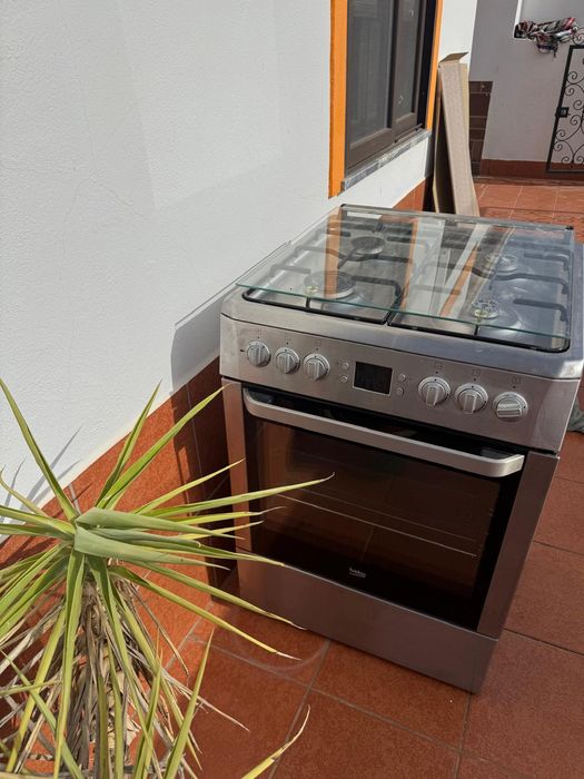 Fogão a gás com forno elétrico