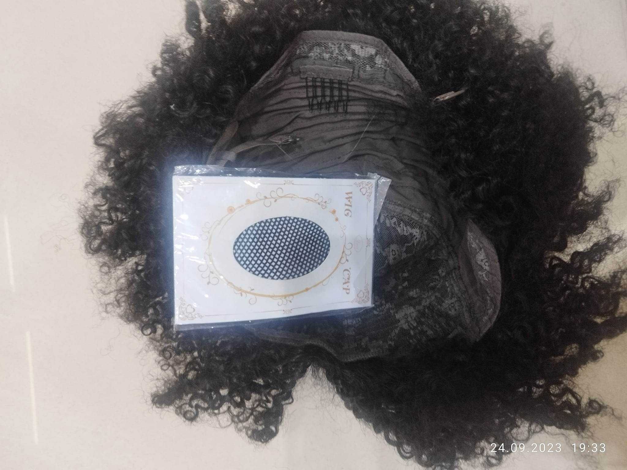 Peruka. Krótkie ciemne kręcone włosy „afro”.