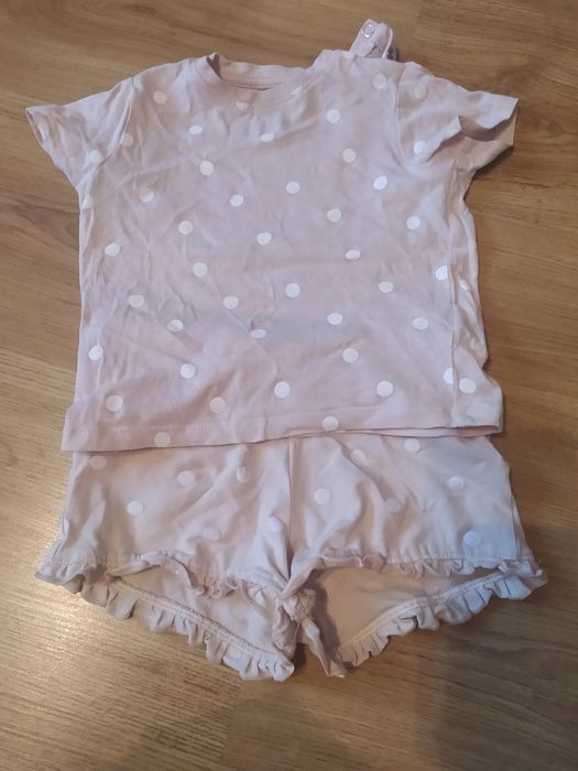 Beżowy komplet w kropki