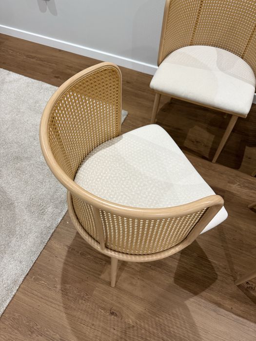 Cadeiras em metal e rattan