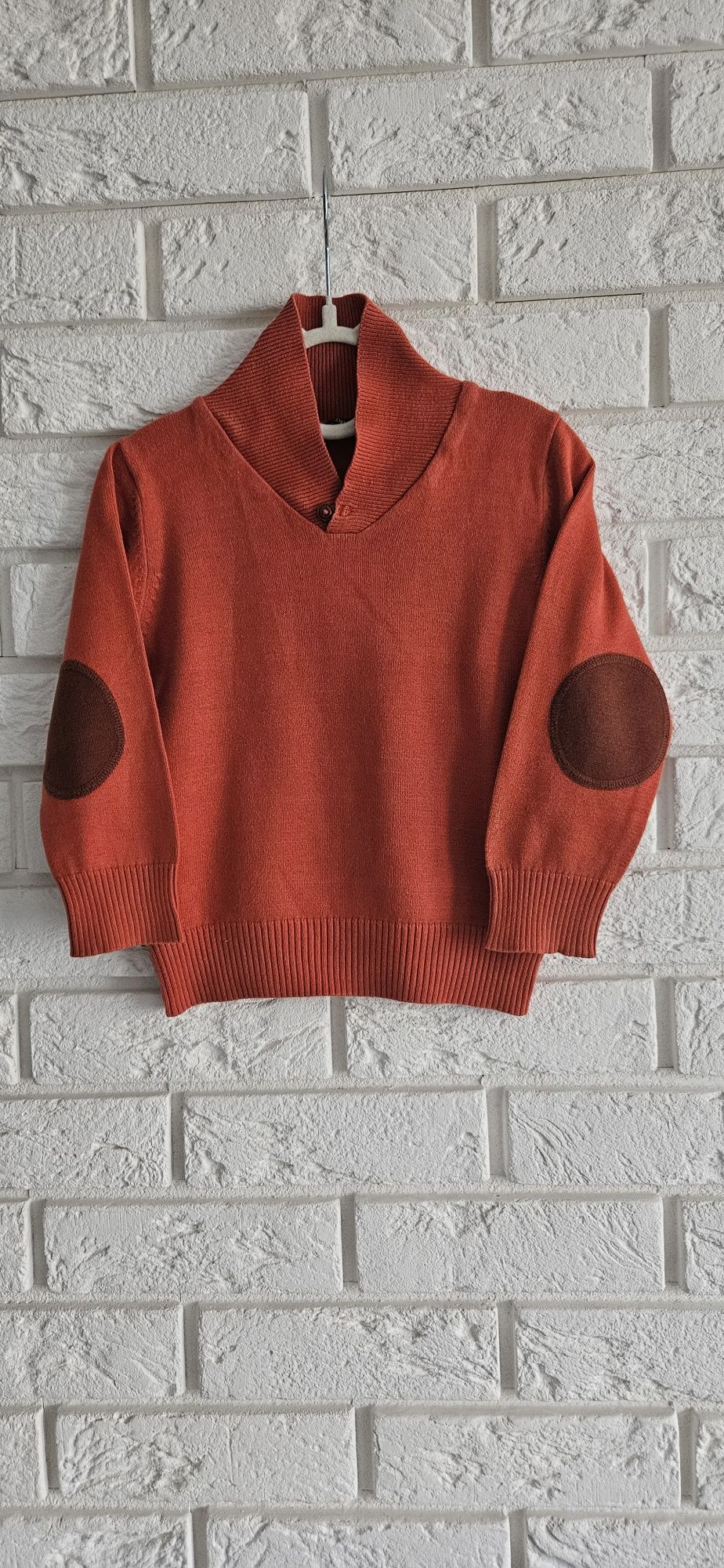 Sweter z łatkami na łokciach