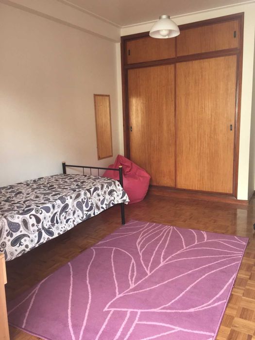 Aluga-se Quarto a Estudante