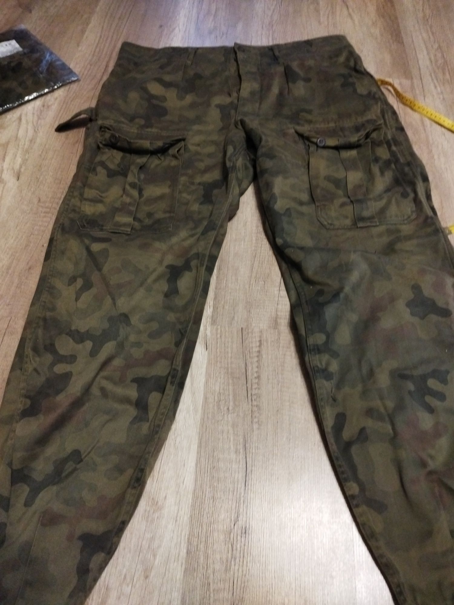 Duże wielosezonowe spodnie wojskowe do 114 pas.