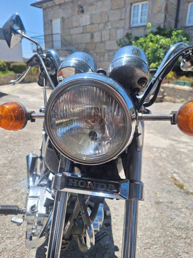 Honda CM 125 muito bem estimada
