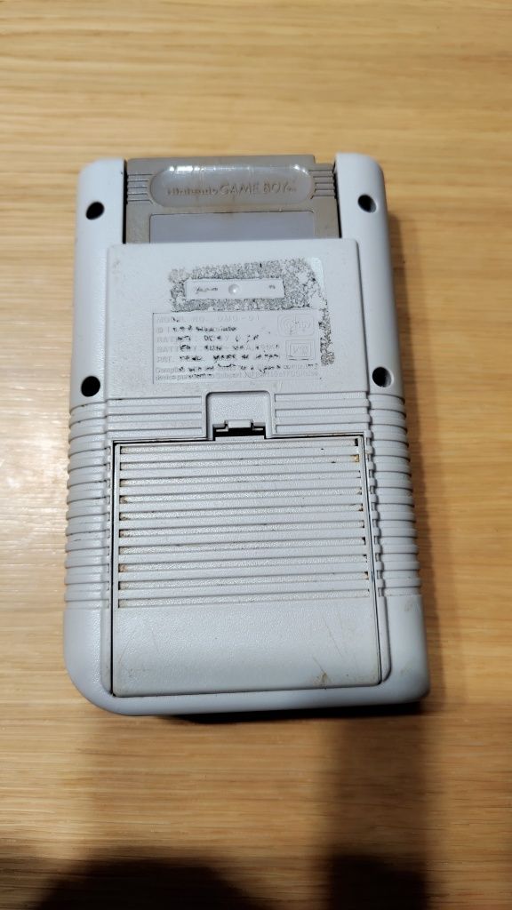 Stara konsola Gameboy  z grą