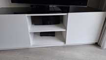 Movel tv branco e vidro preto