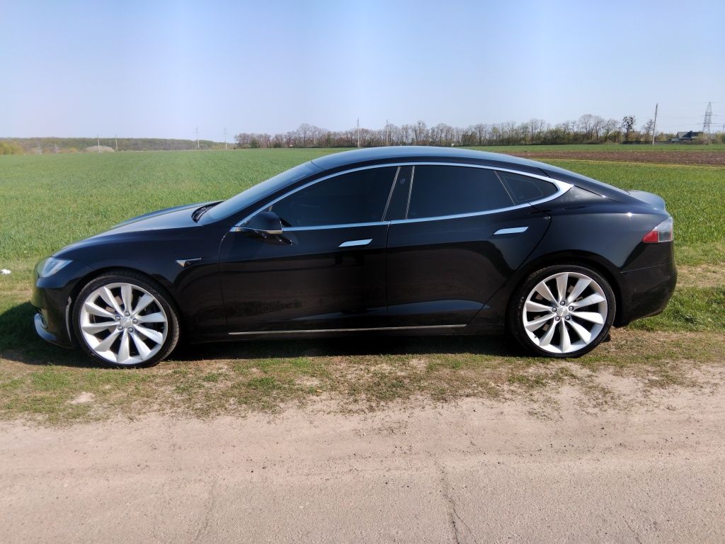 Ефектний Tesla Model S в ідеальному стані