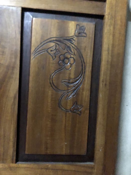 Painel de madeira com almofadas e baixo relevo