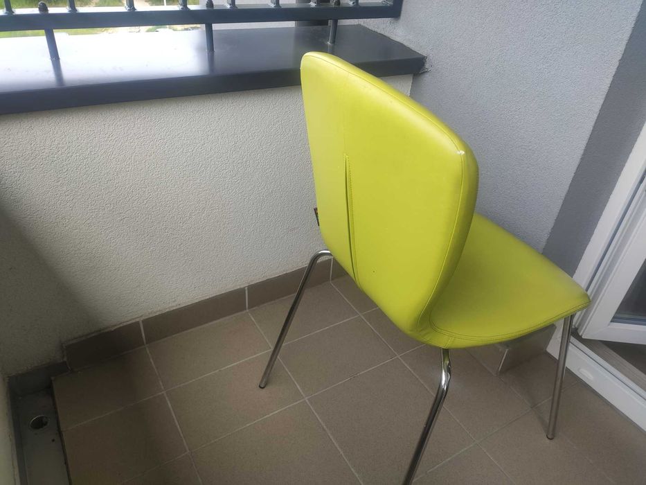 Krzesło wygodne i zadbane. stabilnie stoi
