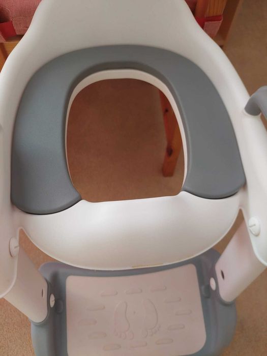 Nakladka/podnozek na sedes