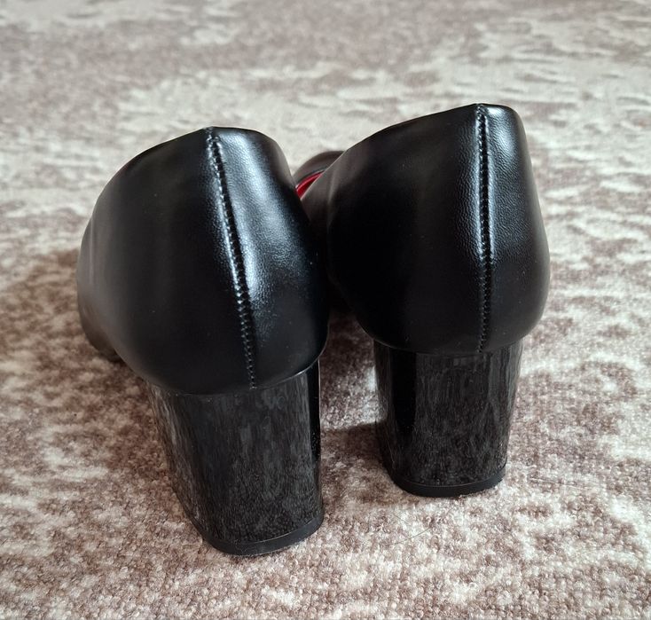 Женские туфли на устойчивом каблуке