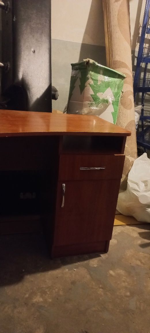 Продам письменный стол 500грн.