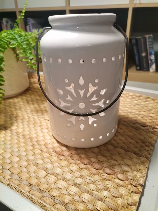 Nowy biały lampion ze śnieżynką z przodu Duka, niedostępny w sklepach