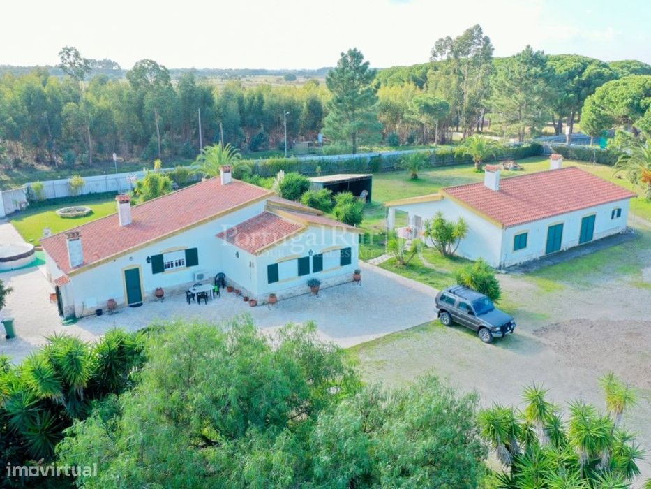 Quinta com 2 moradias, espaço comercial e loteamento a 30 minutos d...