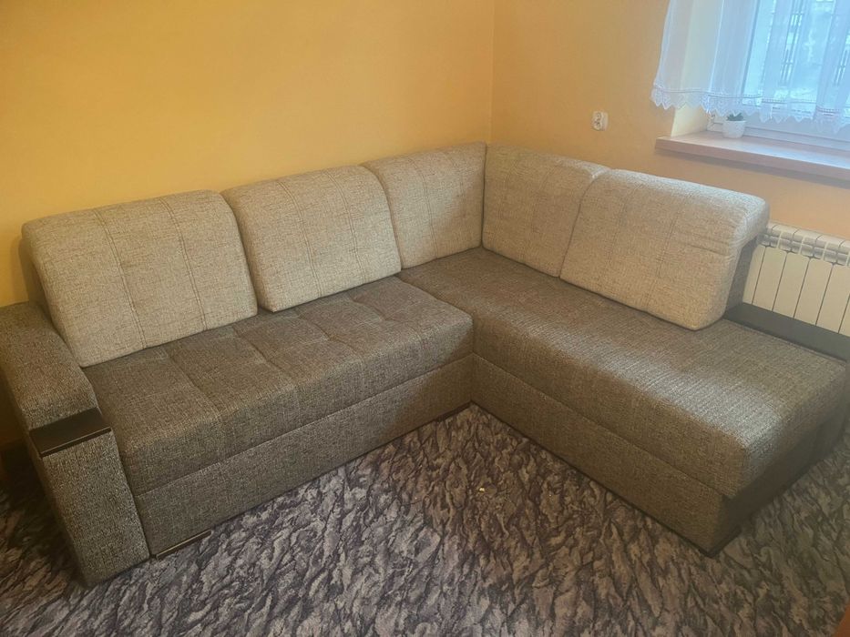 Stylowy narożnik brązowo-beżowy z funkcją spania