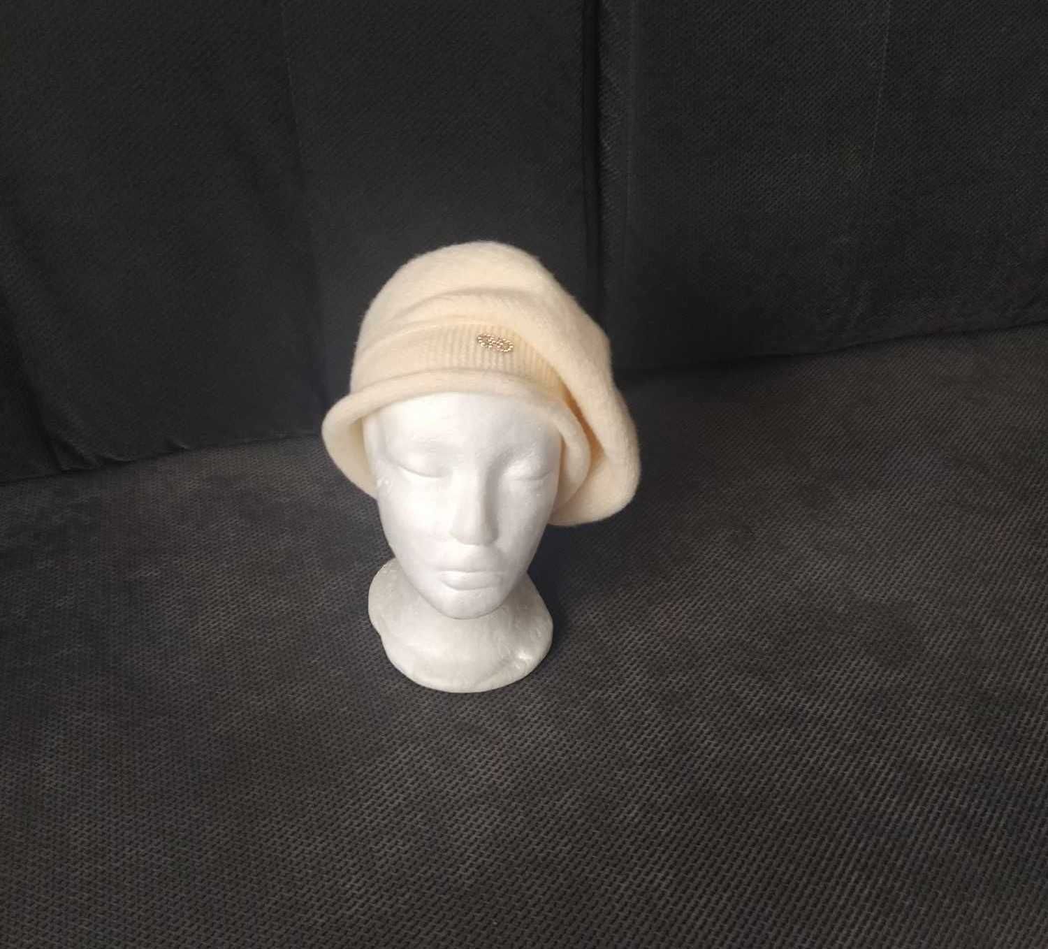 Czapka damska ecru