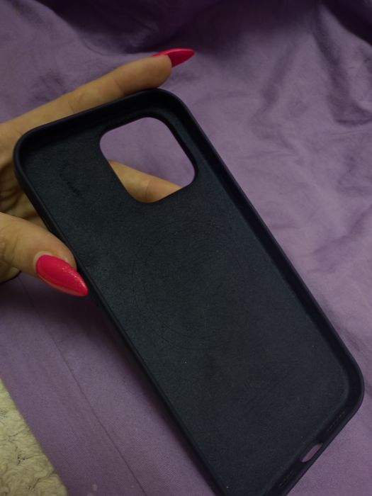 Продам оригинальный чехол на айфон 16 про макс