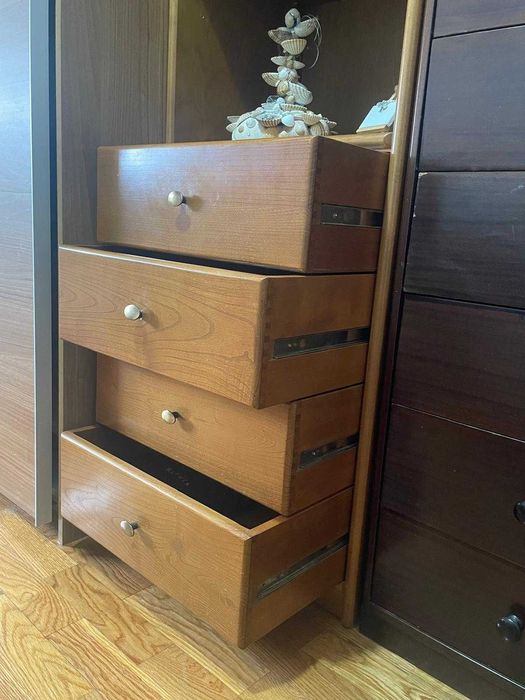 Cómoda de gavetas com prateleiras alteráveis