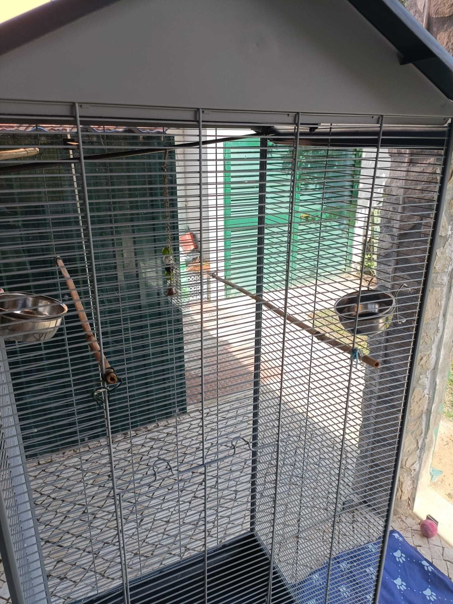 Gaiola grande para pássaros, caturras, ou papagaios.