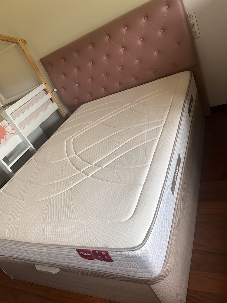 Cama sommier e cabeceira rosa