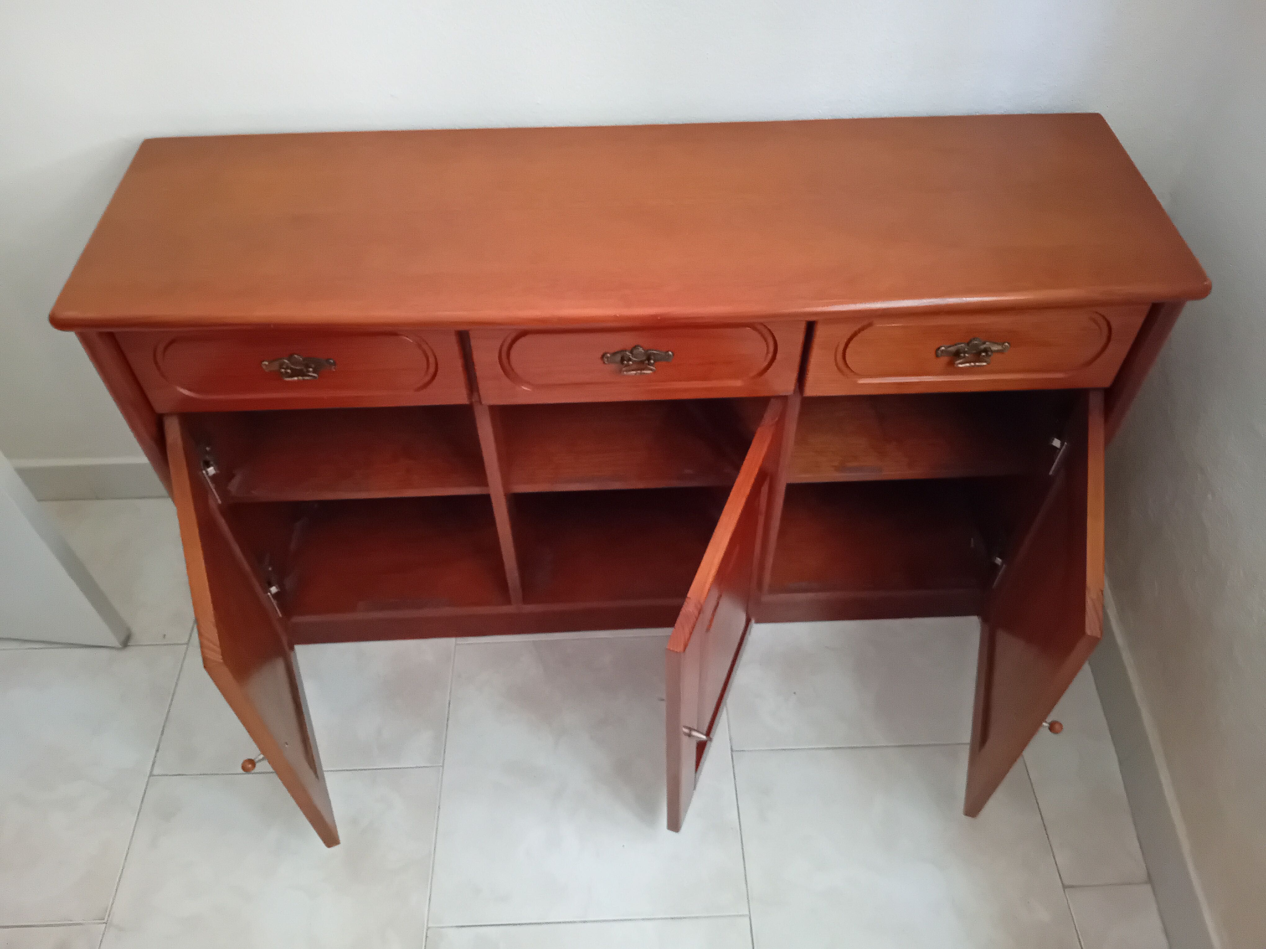 Móvel com 3 portas e 3 gavetas