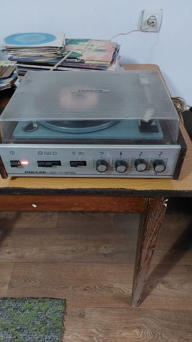 Проигрыватель виниловых пластинок.