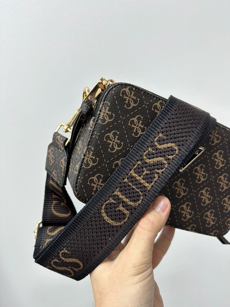 Сумка Guess Zippy Snapshot