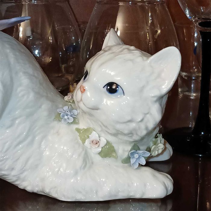 Фарфоровая фигурка "Потягивающийся кот". Высота 18 см.