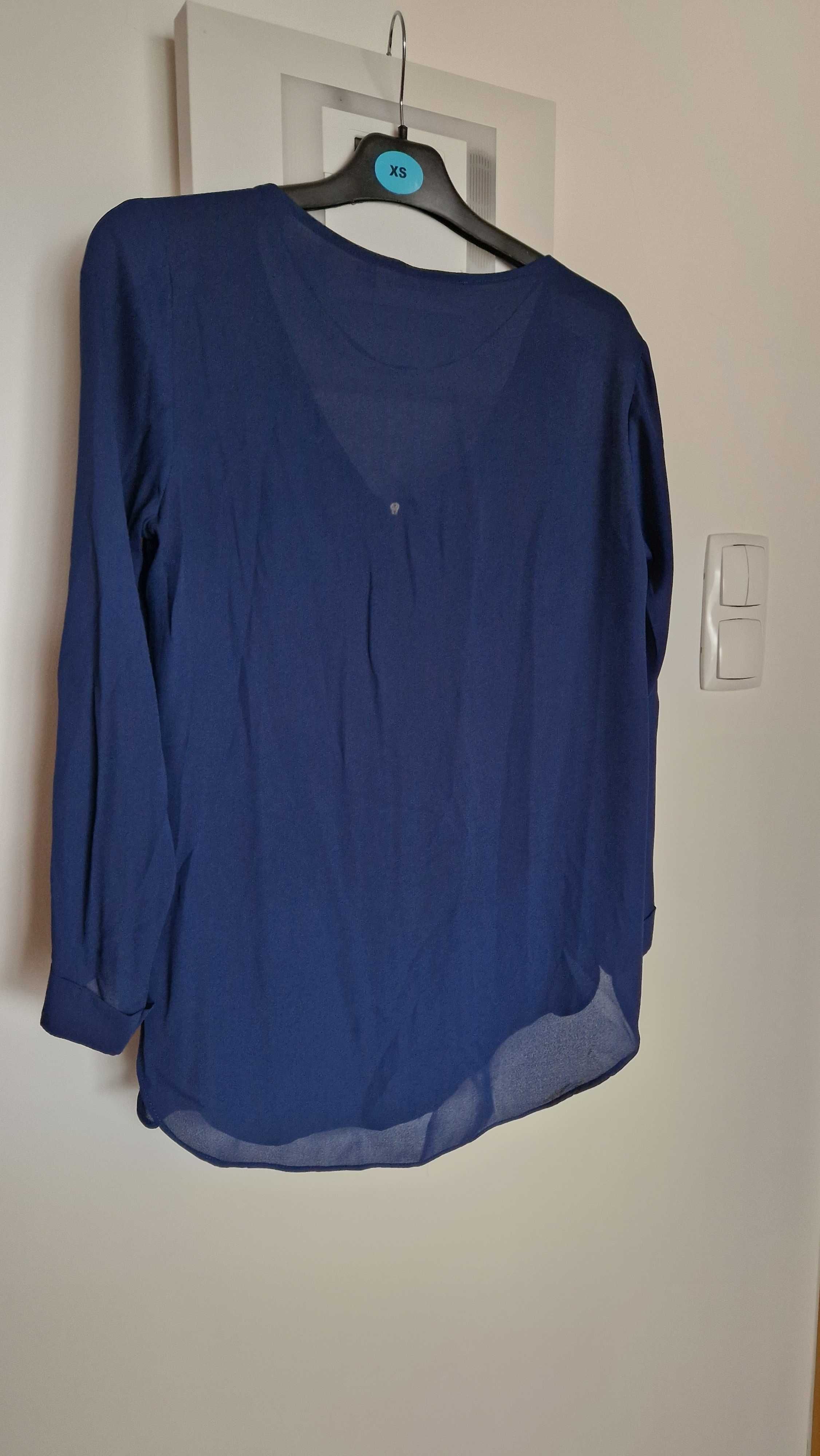 Blusa azul escura, manga comprida, tamanho M