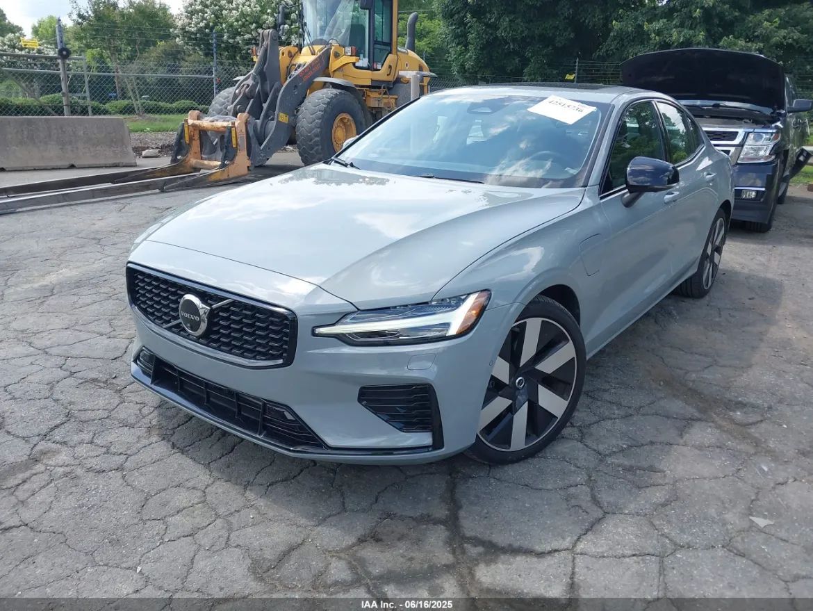 Volvo S60 2024 VOLVO S60 PLUG-IN HYBRID T8 PLUS / 4x4 / Automat