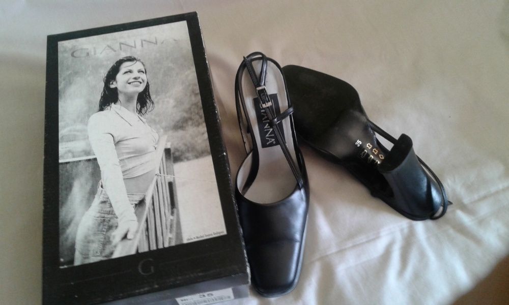 sapatos pretos com presilha atrás