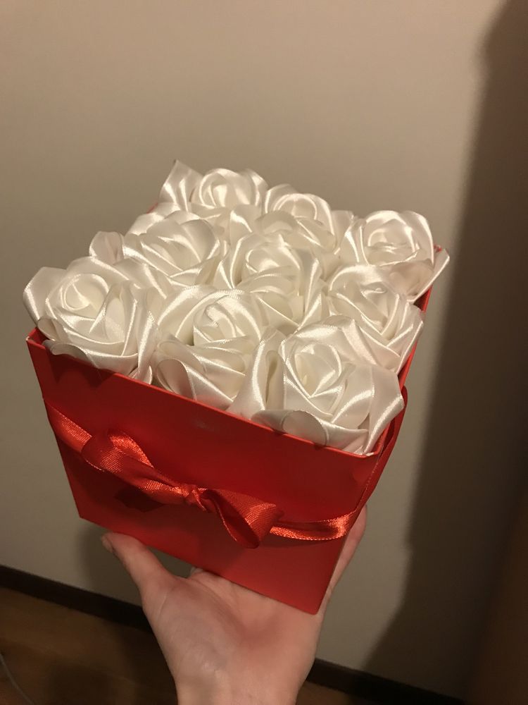 Подарункова коробка з білими трояндами